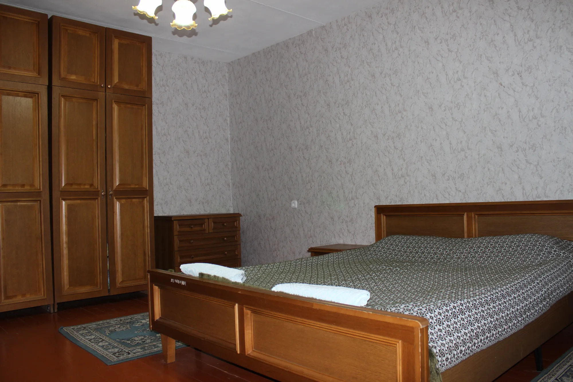 Спальня для семейного отдыха: двухъярусная кровать и диван в туристическом комплексе.