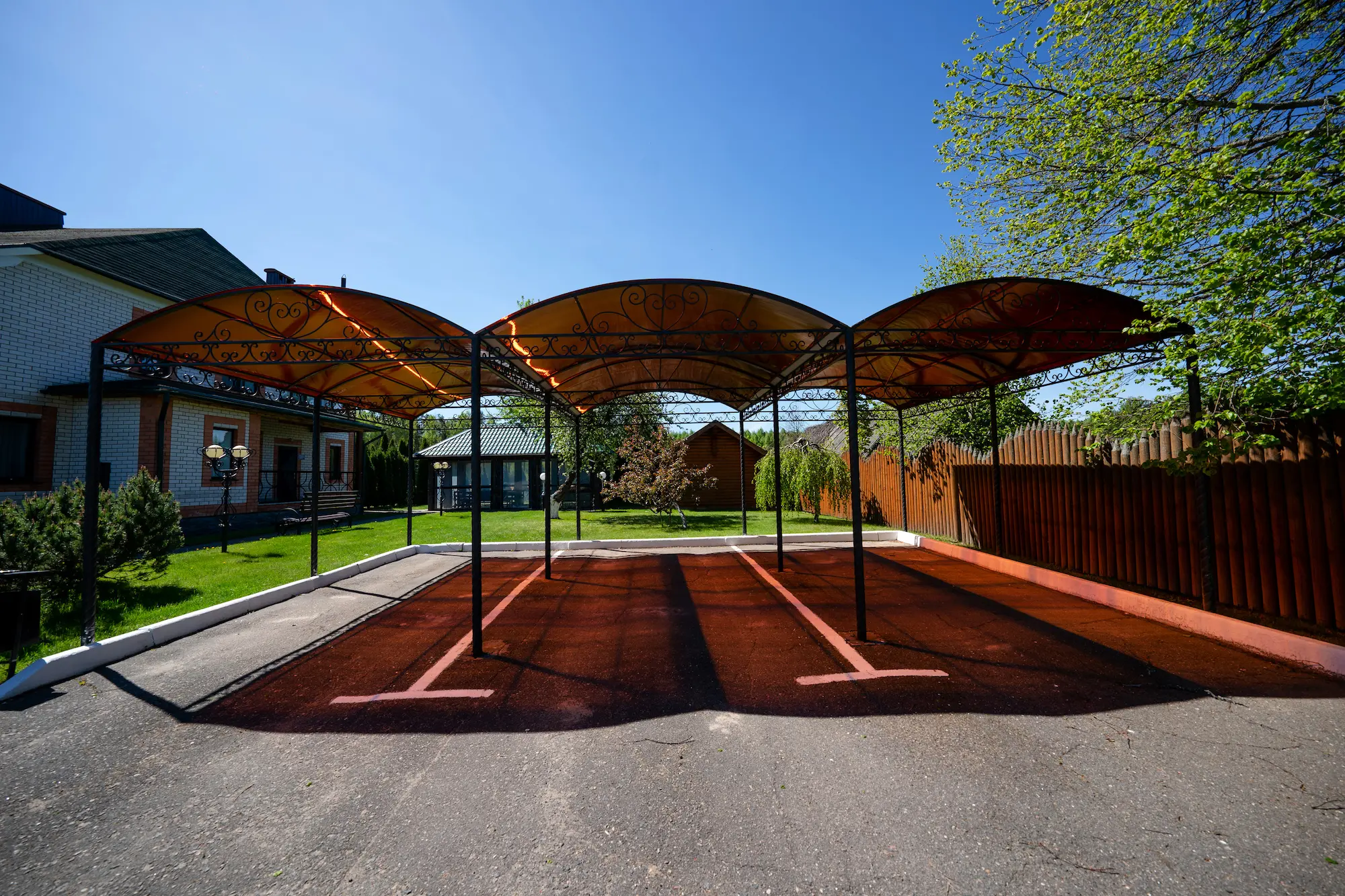 Вместительная крытая стоянка