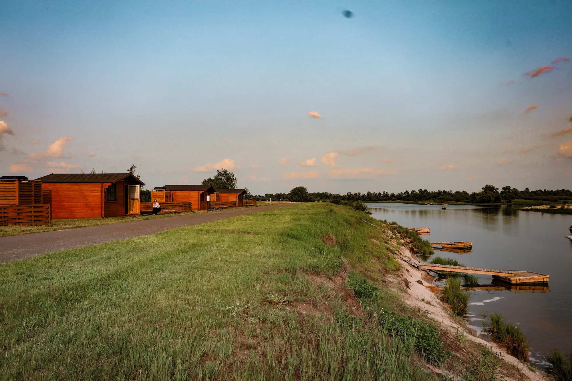 Вечерняя панорама: огни мостов и отражения в реке от комплекса «Кочевников».