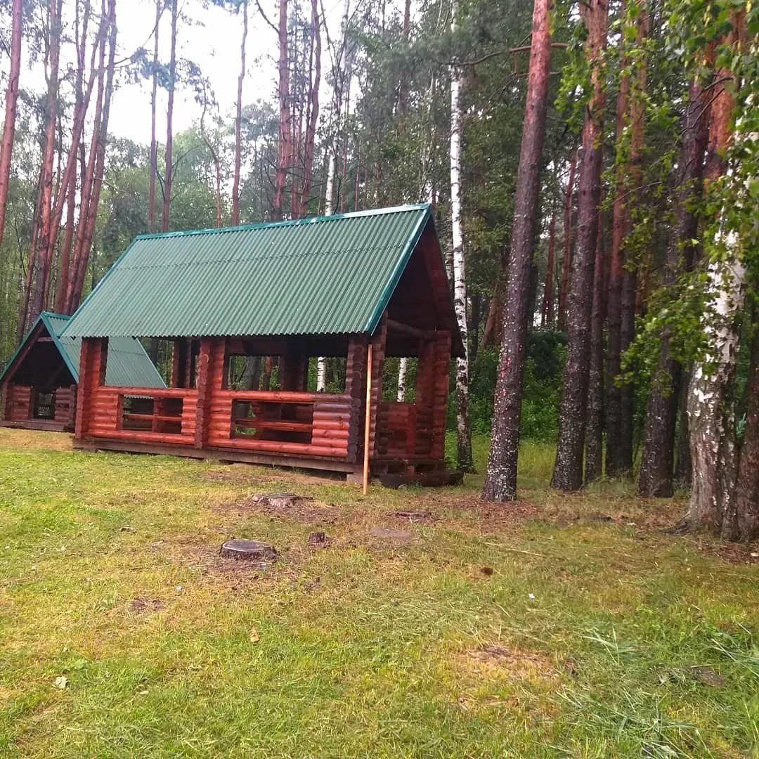 Просторная деревянная беседка с зоной для отдыха на стоянке Генеральская