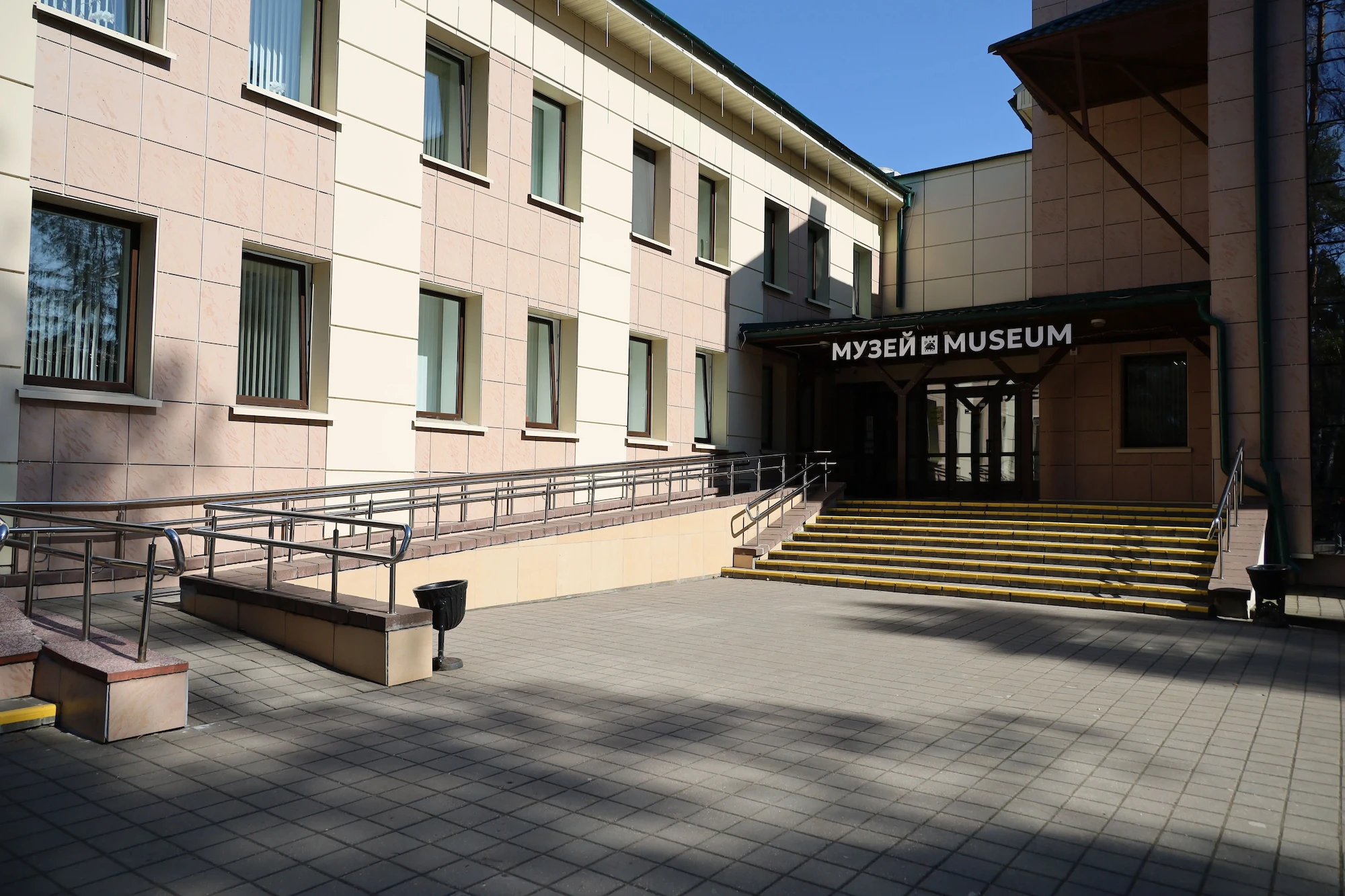 Парадный вход в Музей природы эколого-просветительского центра