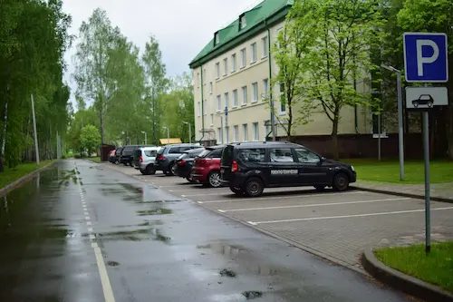 Парковка возле административного корпуса  