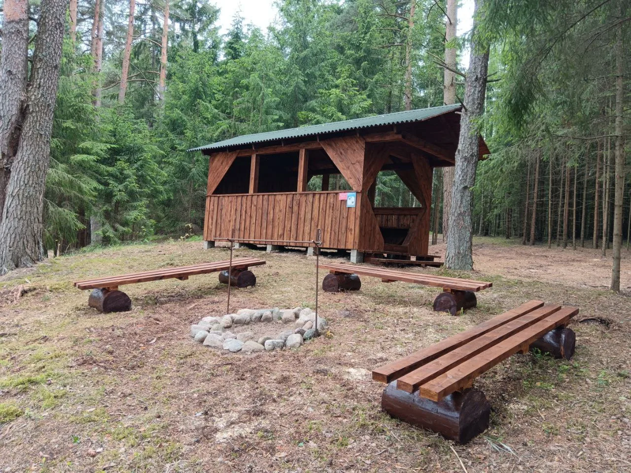 Отдых с палатками на оборудованной площадке турстоянки «Еловая»