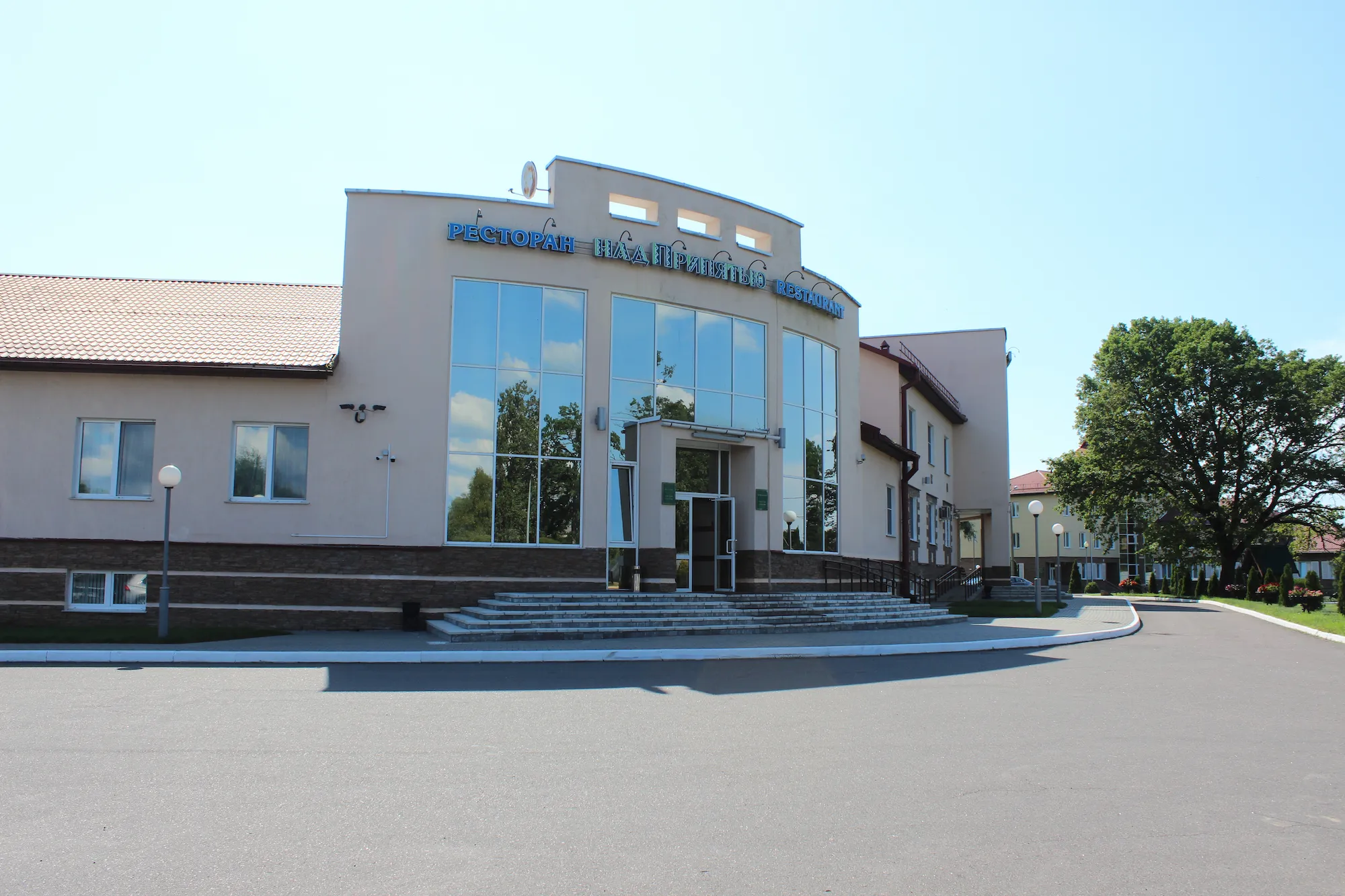 Вход в ресторан «Над Припятью» с вывеской и оформлением.