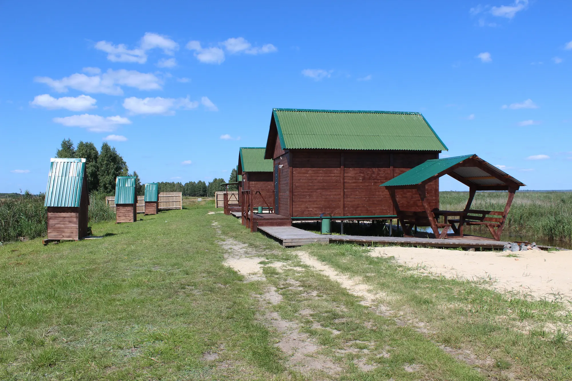 Домик рыбака на Пруду №7 с причалом и местом для лодки.