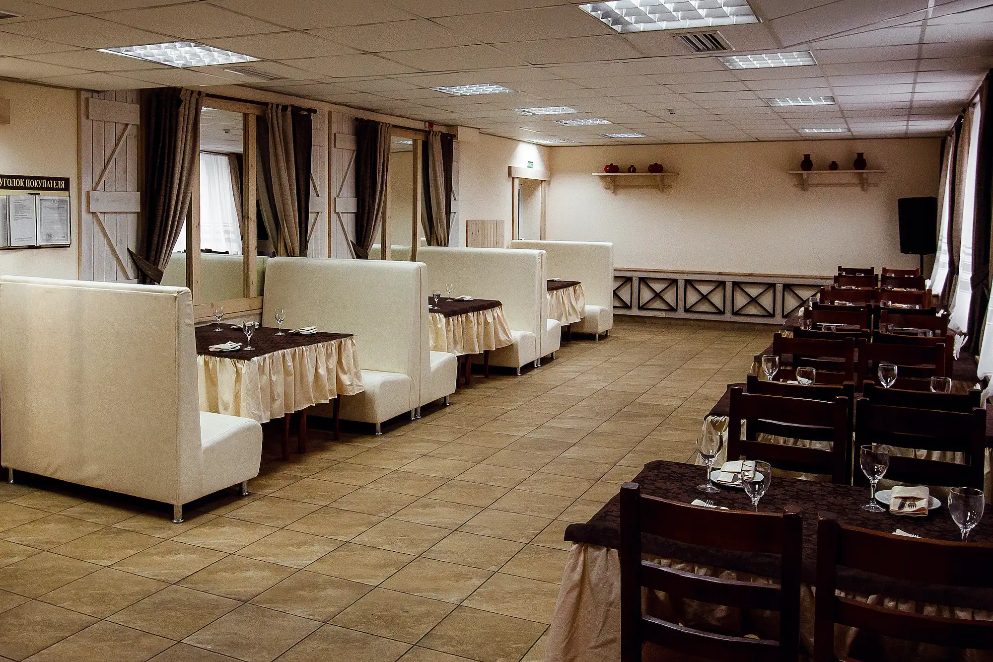 Просторный зал для проведения свадеб и банкетов.