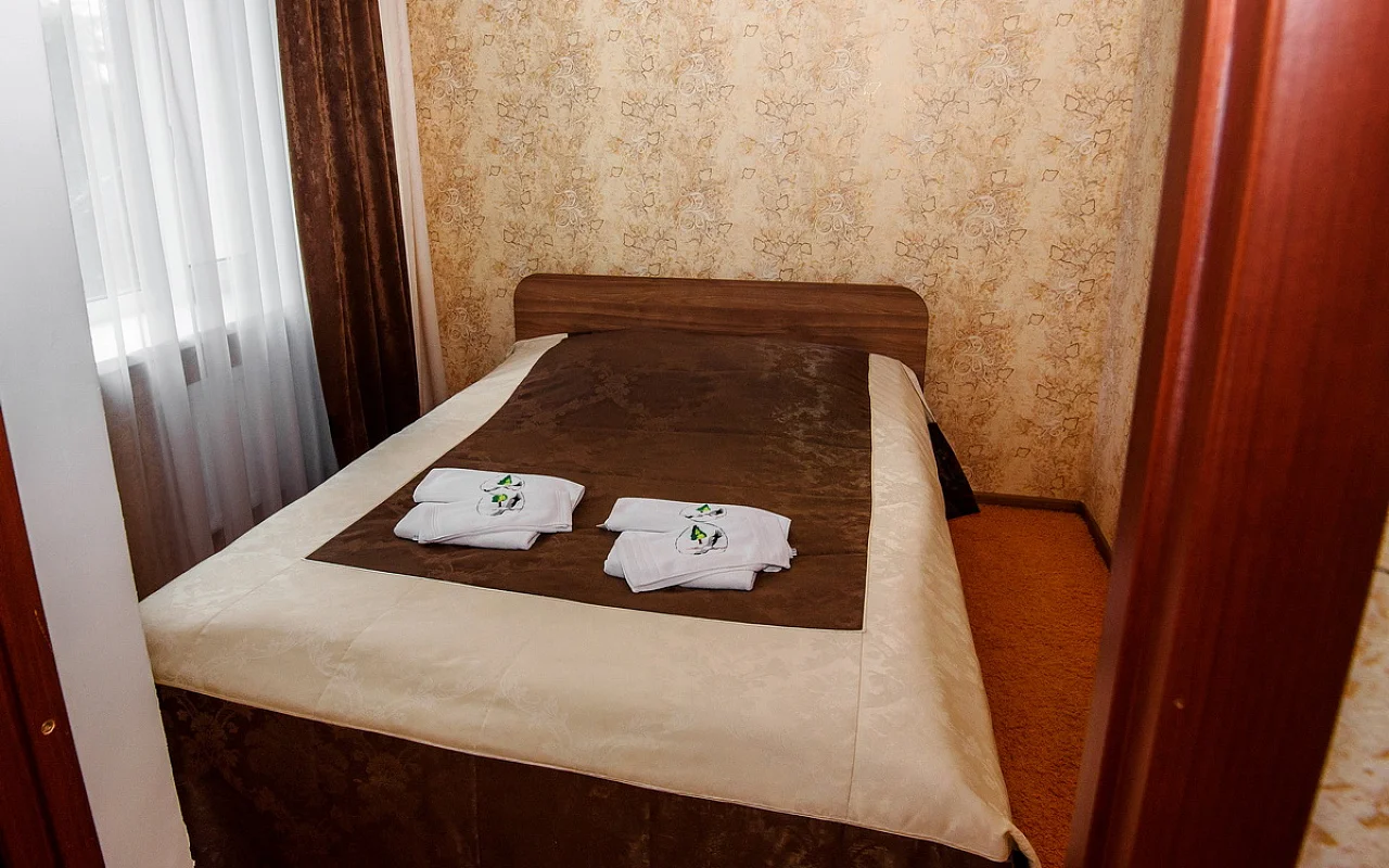 Двуспальная кровать в спальне или гостиничном номере.