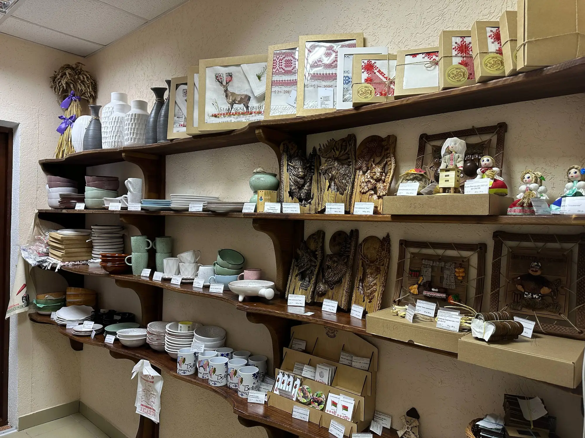 Сувенирный киоск «Сувениры» в холле гостиницы «Туров+